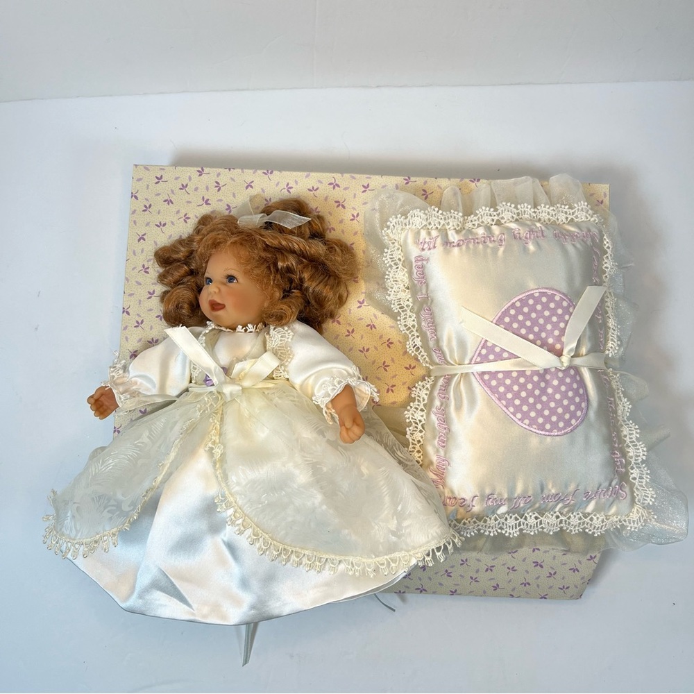 Lee Middleton Doll and Pillow Baby’s First Prayer 2003 Light Brown Blue‎ Eyes